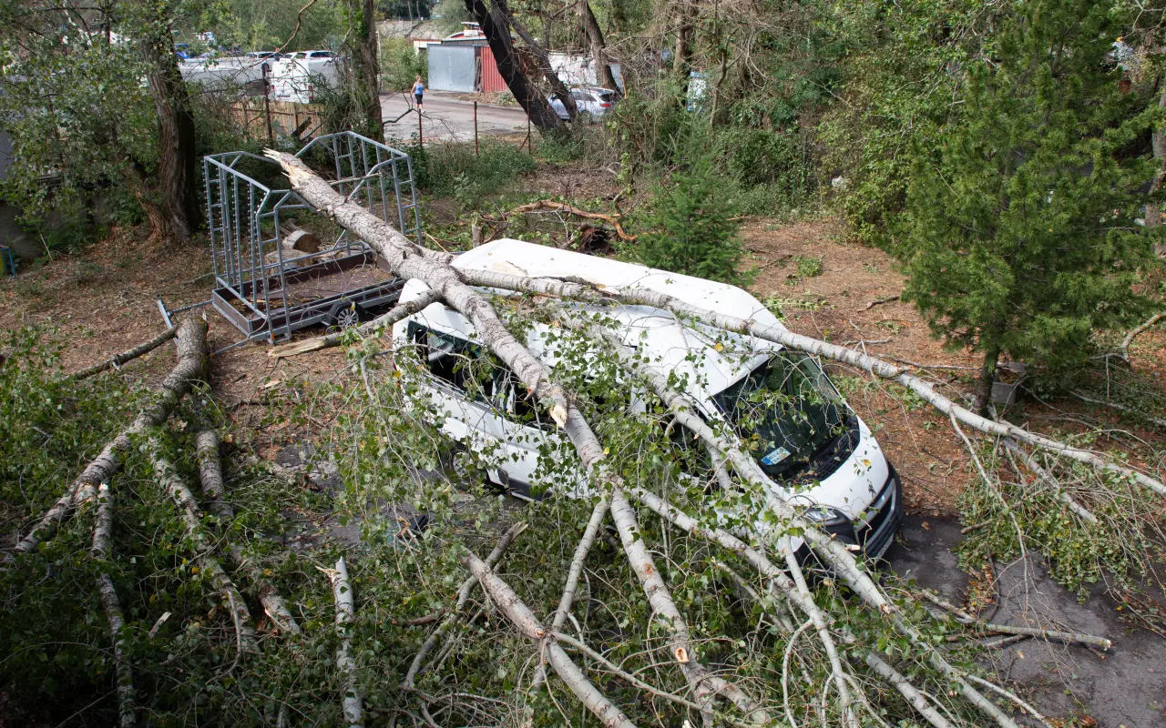 Poškodené klubové auto a príves na kajaky